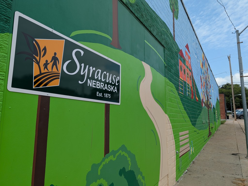 A mural adorns the side of a building in Syracuse, Nebraska, near 5th and Thorne Street. | Photo: Chase Porter/Courier Nebraska