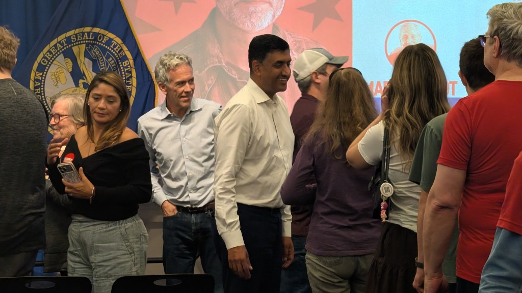 US Rep. Ro Khanna (D-Calif.) talks with attendees after a “cross-party” town hall for Dan Osborn’s U.S. Senate campaign in Omaha, Neb., on Saturday, Oct. 24. Photo: Chase Porter/Courier Nebraska.