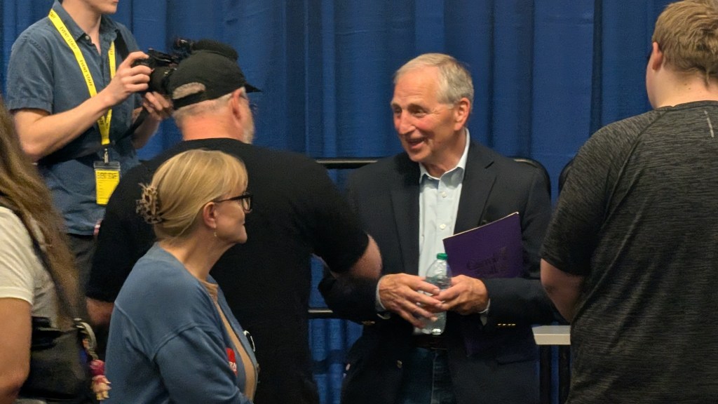 Former Republican National Committee Chair Marc Racicot talks with attendees after a “cross-party” town hall for Dan Osborn’s U.S. Senate campaign in Omaha, Neb., on Saturday, Oct. 24. Photo: Chase Porter/Courier Nebraska.